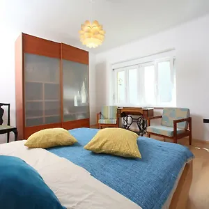 Large Two Bedroom Family App - Free Parking Apartment